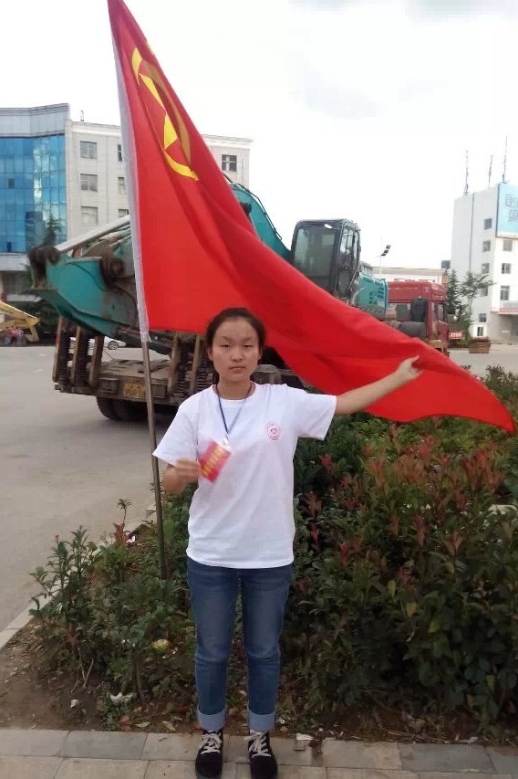 1经济学子在鲁甸地震灾区担任就灾志愿者.jpg