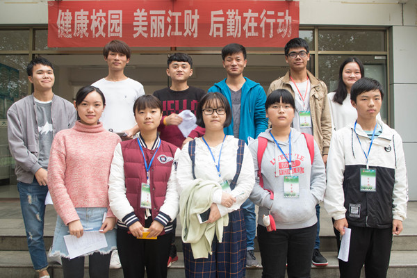 1“寝室装扮大赛”评委合影.jpg